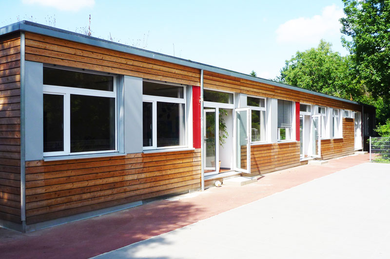 Kindertagesstätte aus Mietmodulen mit Holzverkleidung in Bad Soden